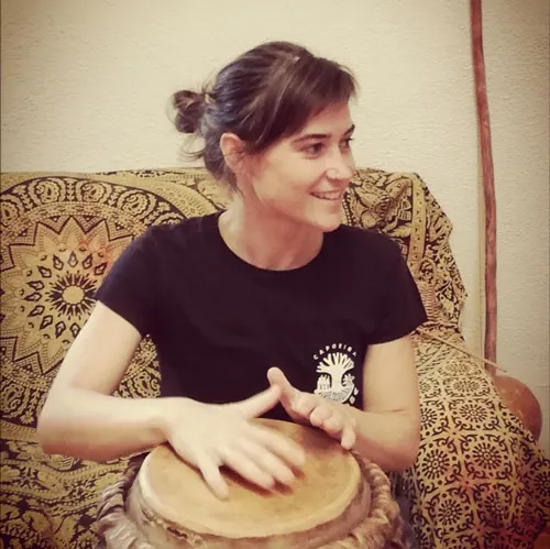 Capoeirista da Academia de Capoeira de Lisboa a tocar atabaque.