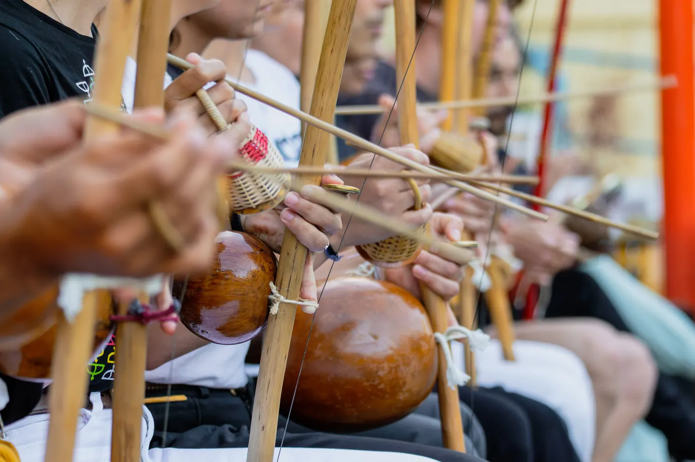 Bateria de berimbaus da Academia de Capoeira de Lisboa, cabaças e arames em grande plano.
